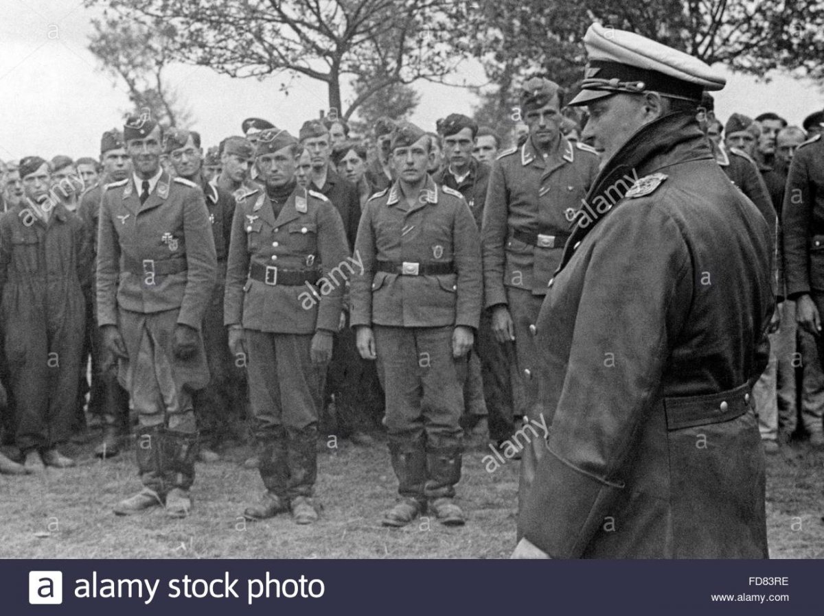 hermann-gring-with-officers-of-the-german-air-force-1940-FD83RE.jpg