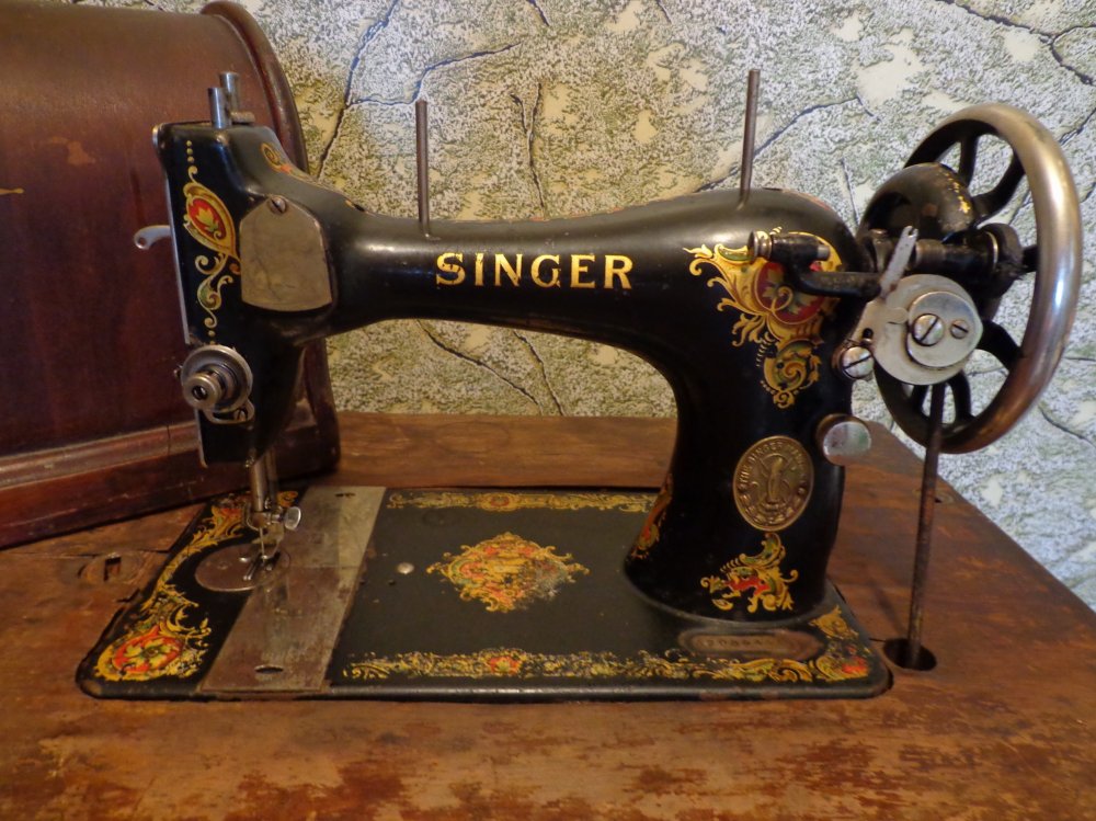 Продать швейную машинку зингер. Швейная машинка Зингер s010l. Швейная машинка Зингер а867968. Швейная машинка (Zinger super 2001). Швейная машинка Зингер 1895г.