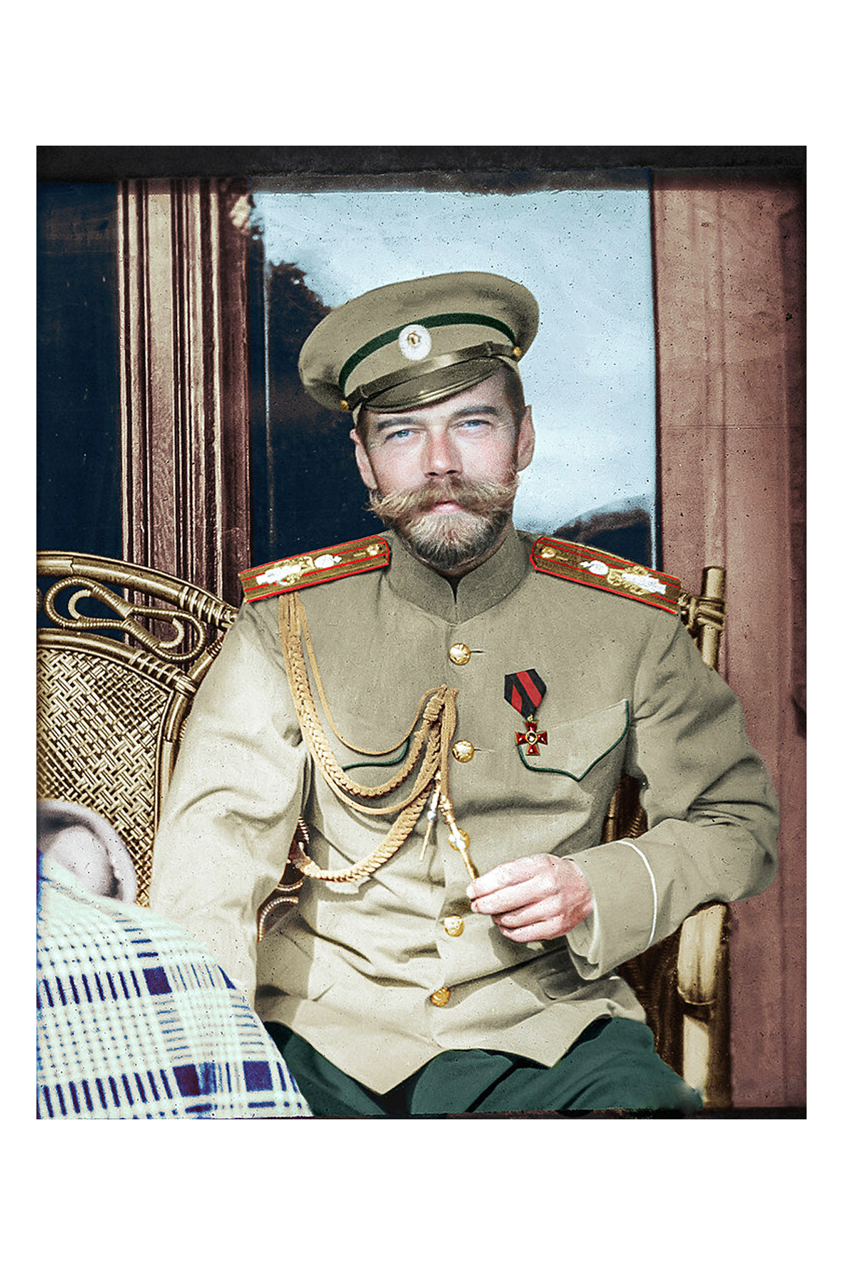 Император Николай сидит в фуражке.jpg