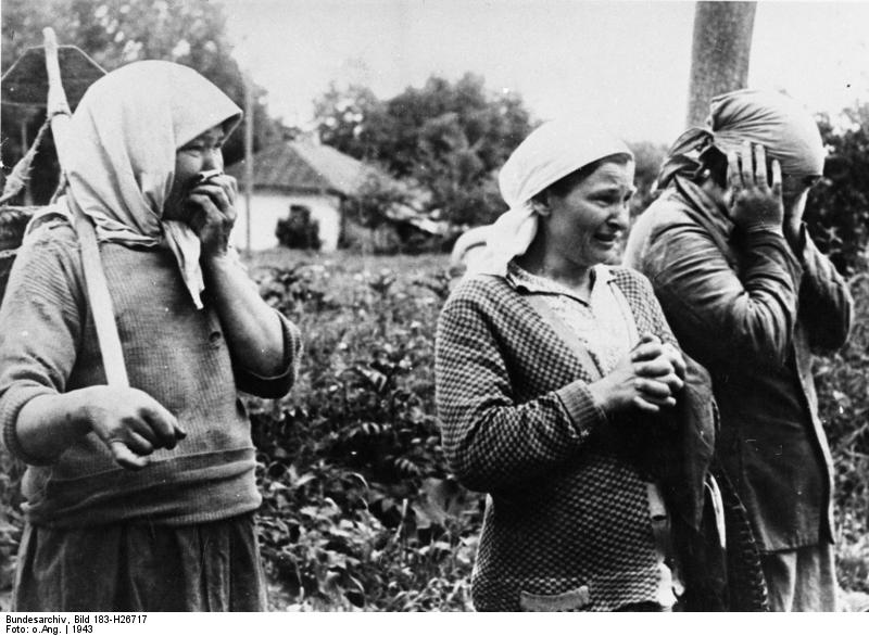 In dem von deutschen Truppen besetzten Winniza sehen weinende Frauen.jpg