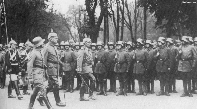 Kaiser_Wilhelm_II_inspects_the_assault_unit (1).jpg