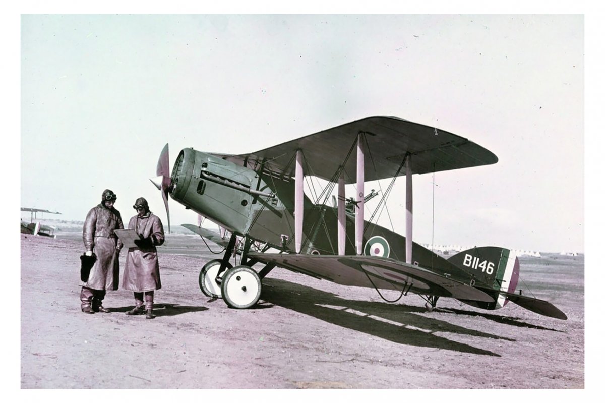 Капитан Росс Смит со своим напарником возле самолёта Bristol Fighter, Палестина, 1918 г.jpg