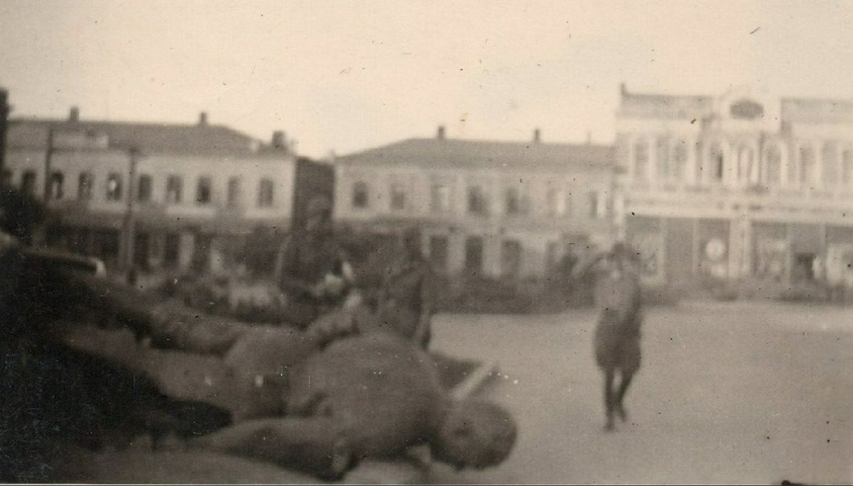 Кировоград (Kirowohrad Marktplatz Soldat zerst. gesprengte Denkmal) 1941 г..jpg