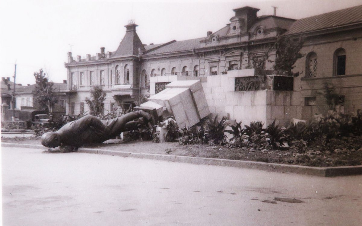 Кировоград Разрушенный памятник Кирову 1941 г..jpg