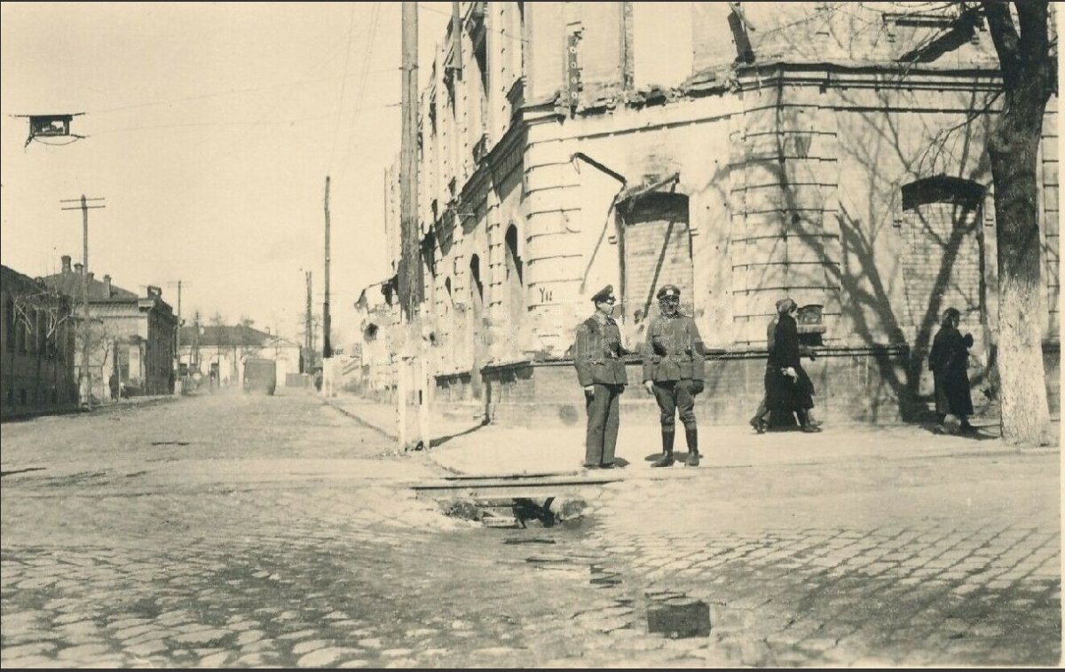 Кировоград Улица 1942 г. (Soldaten der Wehrmacht in Kirowograd 1942).jpg