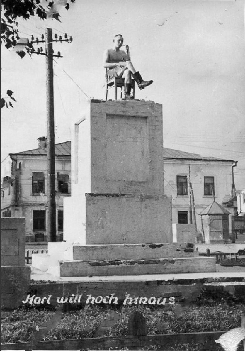 Конотоп (Soldat auf einem Denkmalsockel) 1941 г..jpg