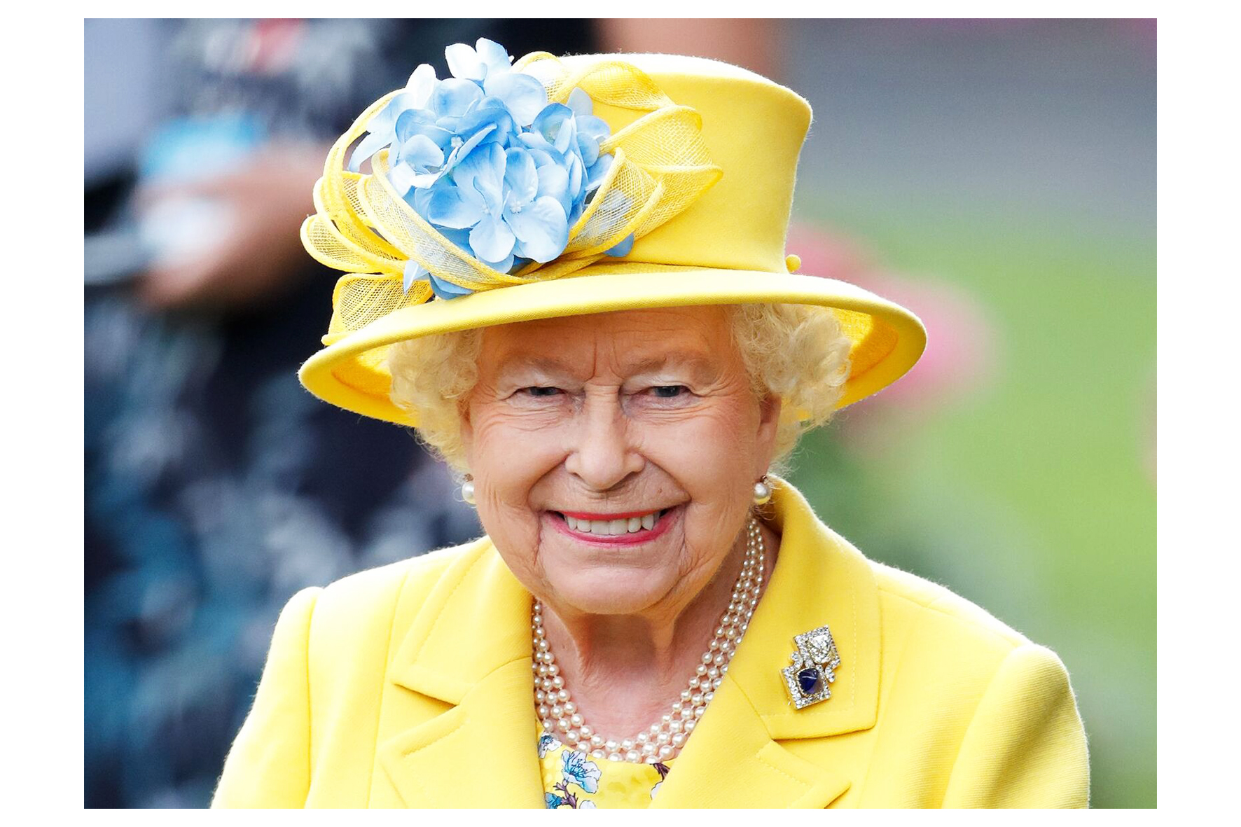 Королева Елизавета в желто голубом.jpg