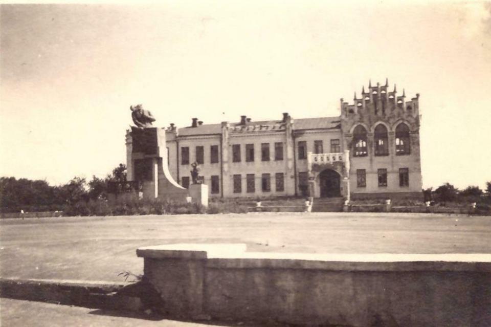 Коростень Памятник Ленину 1941 г. (Korosten Ukraine 1941 Nachlass).jpg