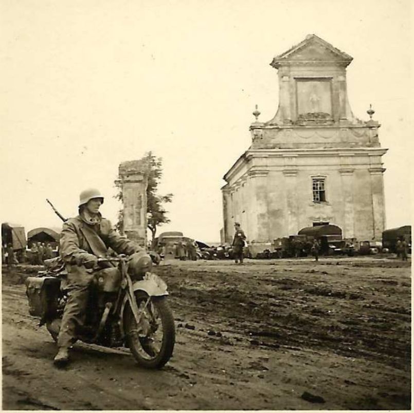 Костёл в Межирове во время оккупации 20.07.1941 г..jpg