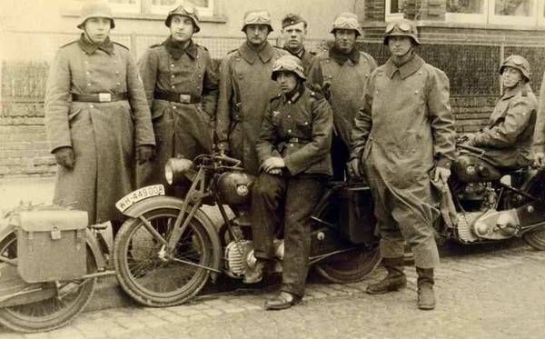 krad-troops-pose-w-nsu-motorcycle_imagesia-com_bf7c_large.jpg