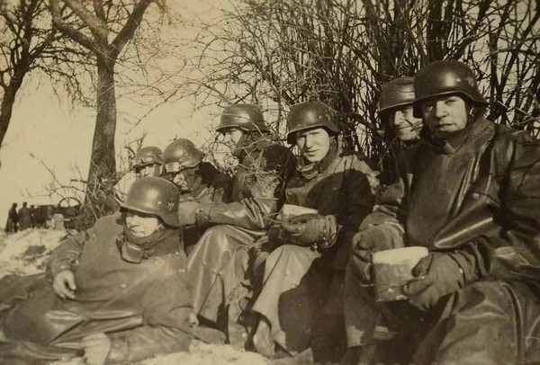 kradschuetzen-troops-in-full-kit-on-mess-break_imagesia-com_6p2j_large.jpg