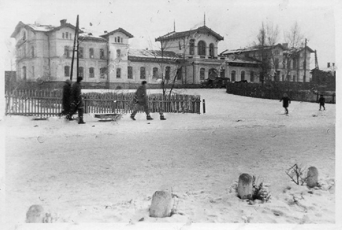 Кременчуг 1942 г., январь Bahnhofvorplatz und Bahnhofsgebäude in Krementschuk.jpg