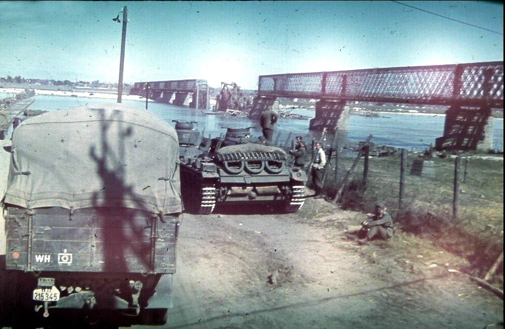 КРЕМЕНЧУГ a panzer unit on the approaches to the blown bridge at Kremenchug.jpg