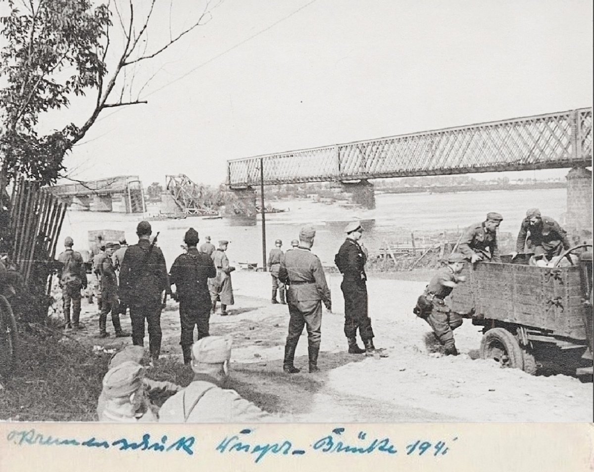Кременчуг Разрушенный мост через Днепр 1941 г..jpg