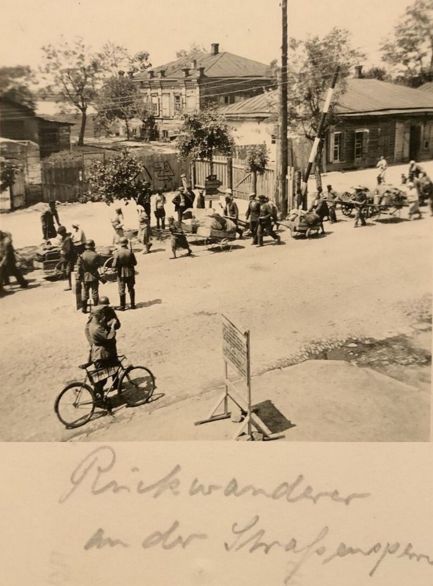 Кременчуг Уличная торговля (Krementschuk Strassensperre Rueckwanderer Gebaeude) 1942-1943 г..jpg