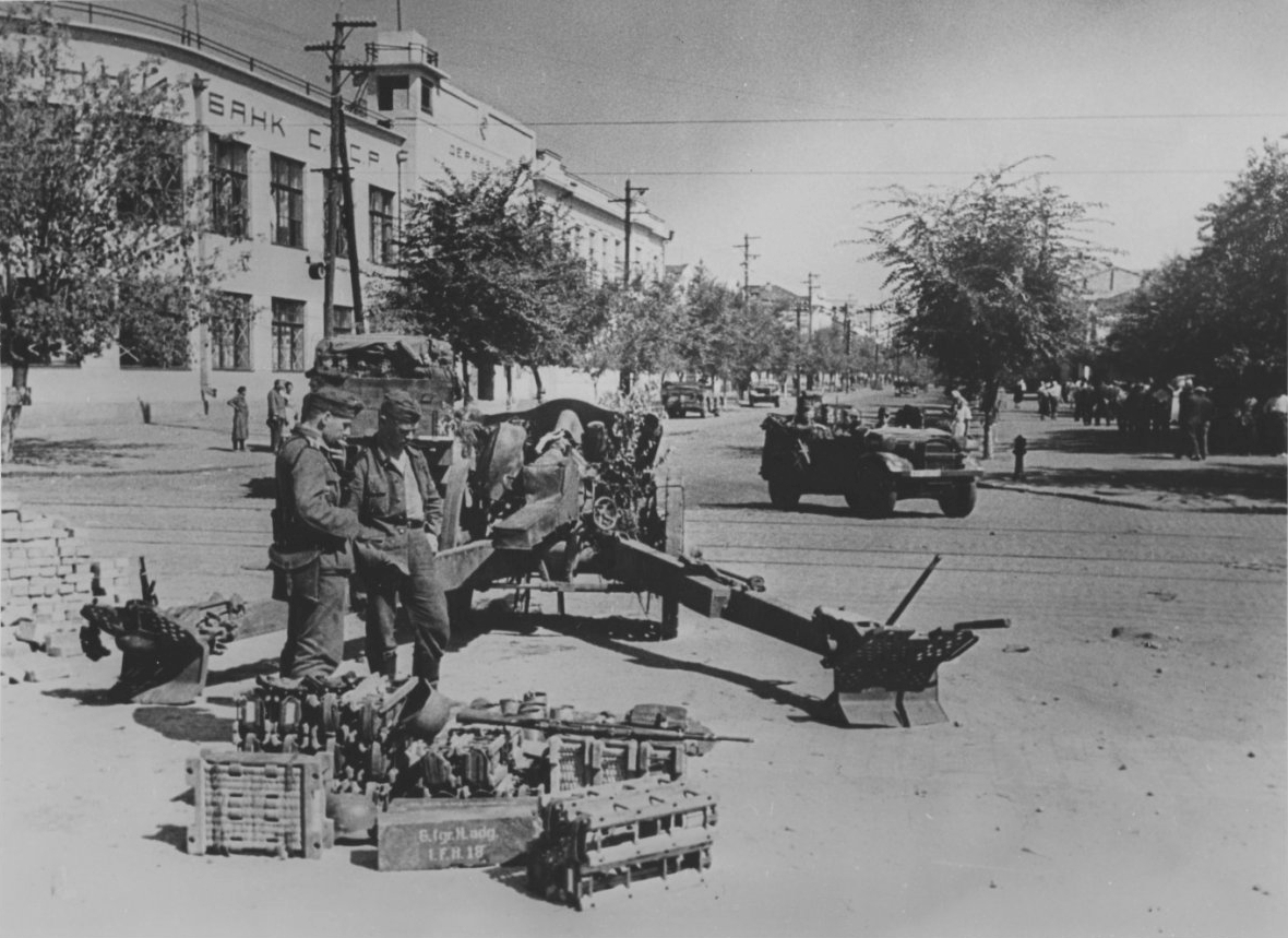 Кривой Рог Немецкое орудие на перекрёстке улиц Ленина и Карла Маркса 1941 г..jpg