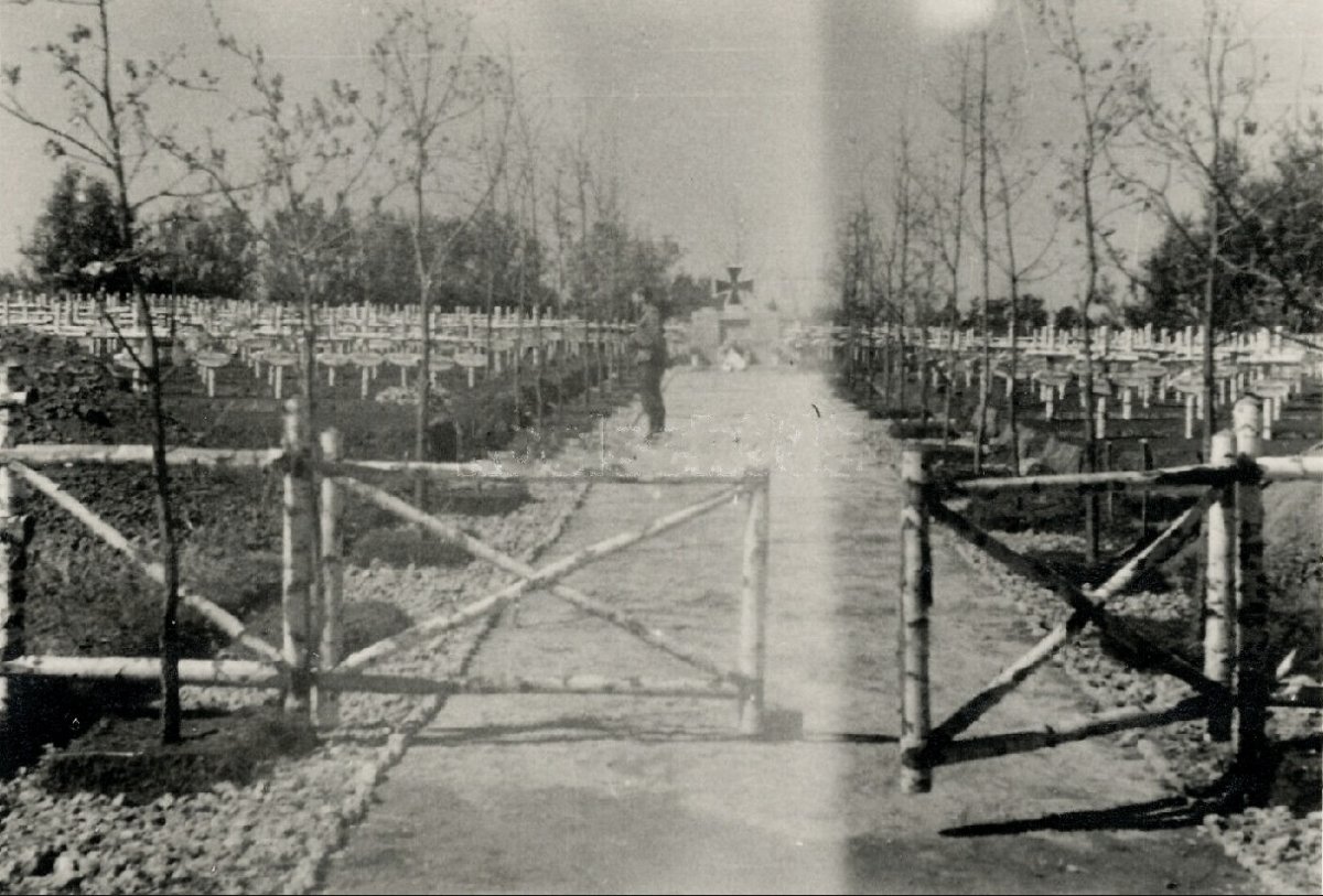 Липовец (Soldat der Wehrmacht an Gräbern auf dem Heldenfriedhof in Lypowez) 1941-1943 г..jpg