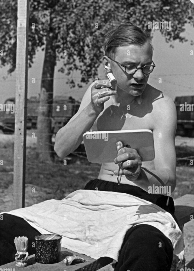Luftwaffe soldier shaving, Eastern Front, June 1941.jpg