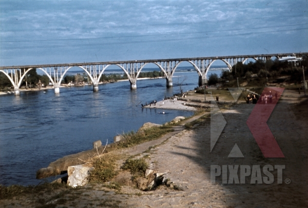 merefachersonbridge-over-the-dnieper-in-dnipropetrovsk-ukraine-1942-13273.jpg