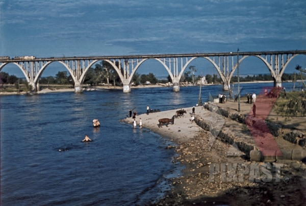 merefachersonbridge-over-the-dnieper-in-dnipropetrovsk-ukraine-1942-13274.jpg