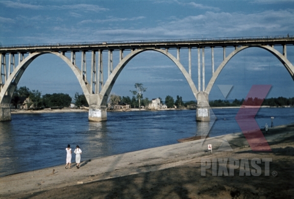 merefachersonbridge-over-the-dnieper-in-dnipropetrovsk-ukraine-1942-13275.jpg