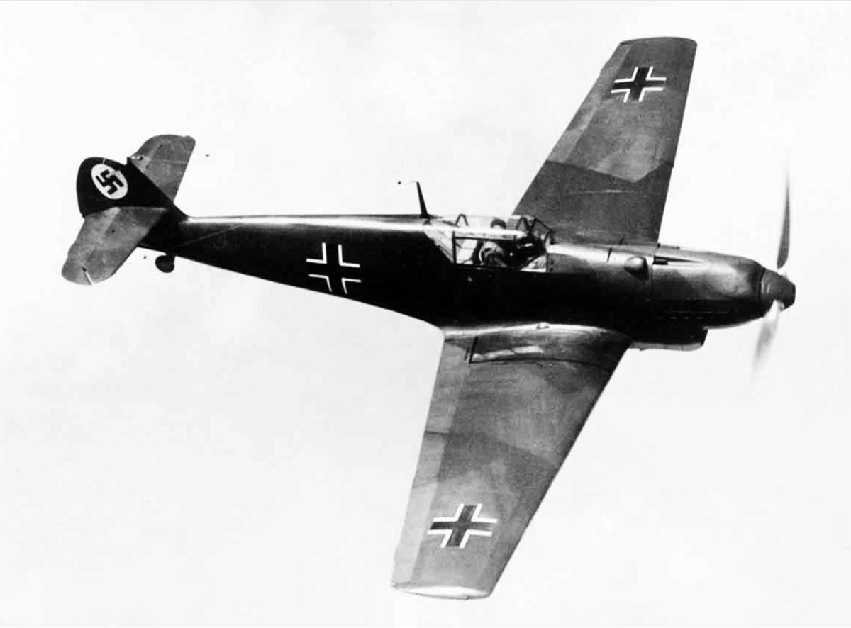 Messerschmitt-Bf-109B1-in-early-pre-war-markings-flight-profile-photograph-02.jpg