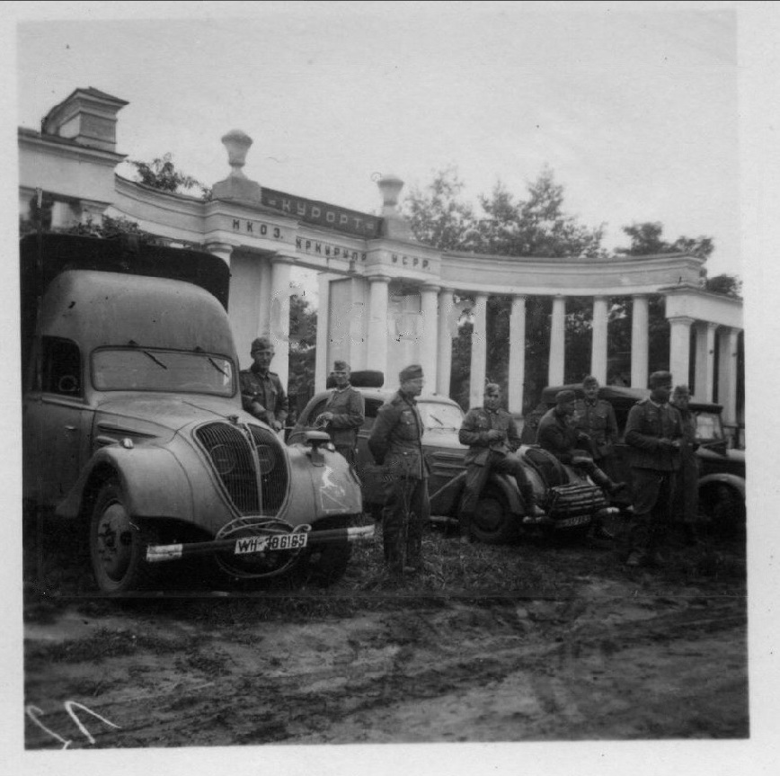 Миргород Колоннада на входе в курорт (Mirgorod Ukraine Pz. Jäger 125 ID franz. Beute Kfz).jpg
