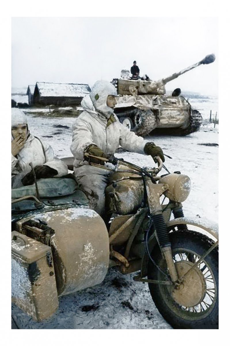 Мотоциклисты зимой в белых маскхалатах Альварес.jpg