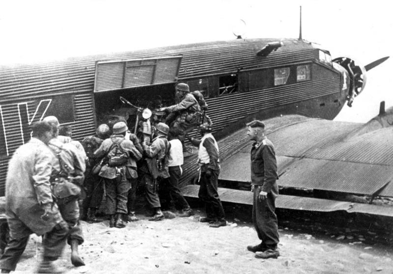 Немецкие парашютисты выгружают мотоцикл из транспортного самолета Junkers Ju 52 на Крите.jpg