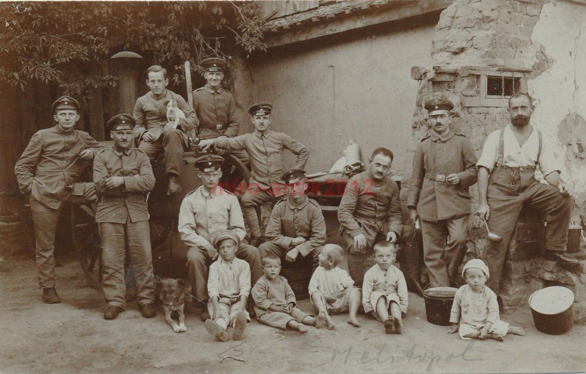 Немецкие солдаты с детьми, полевая кухня.1918 год..jpg