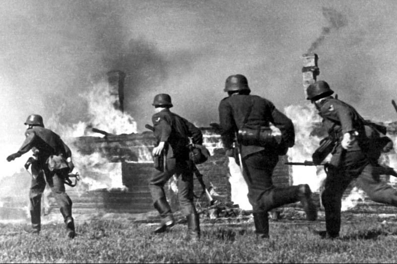 Немецкие солдаты занимают белорусскую деревню. Лето 1941 г..jpg