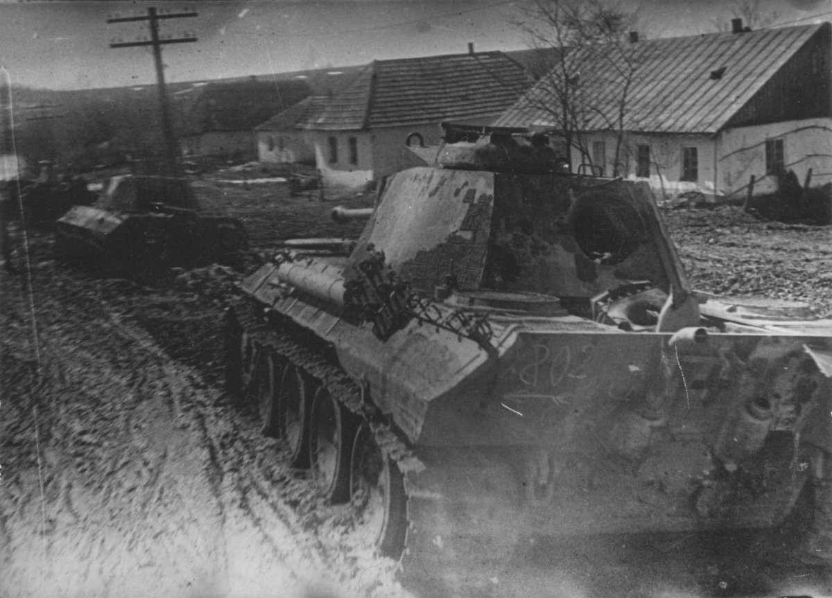 Немецкие танки Pz.Kpfw.V Пантера, брошенные в Проскурове . На переднем плане Pz.Kpfw.V Ausf. A..jpg