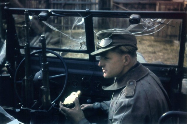Немецкий солдат в грузовик с пулевыми отверстиями (Россия 1941).jpg