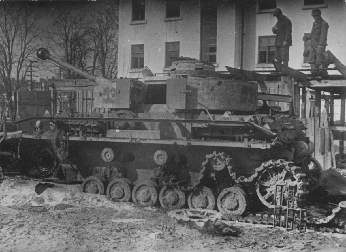Немецкий танк Pz.Kpfw. IV Ausf. H, разукомплектованный и брошенный в Проскурове.jpg
