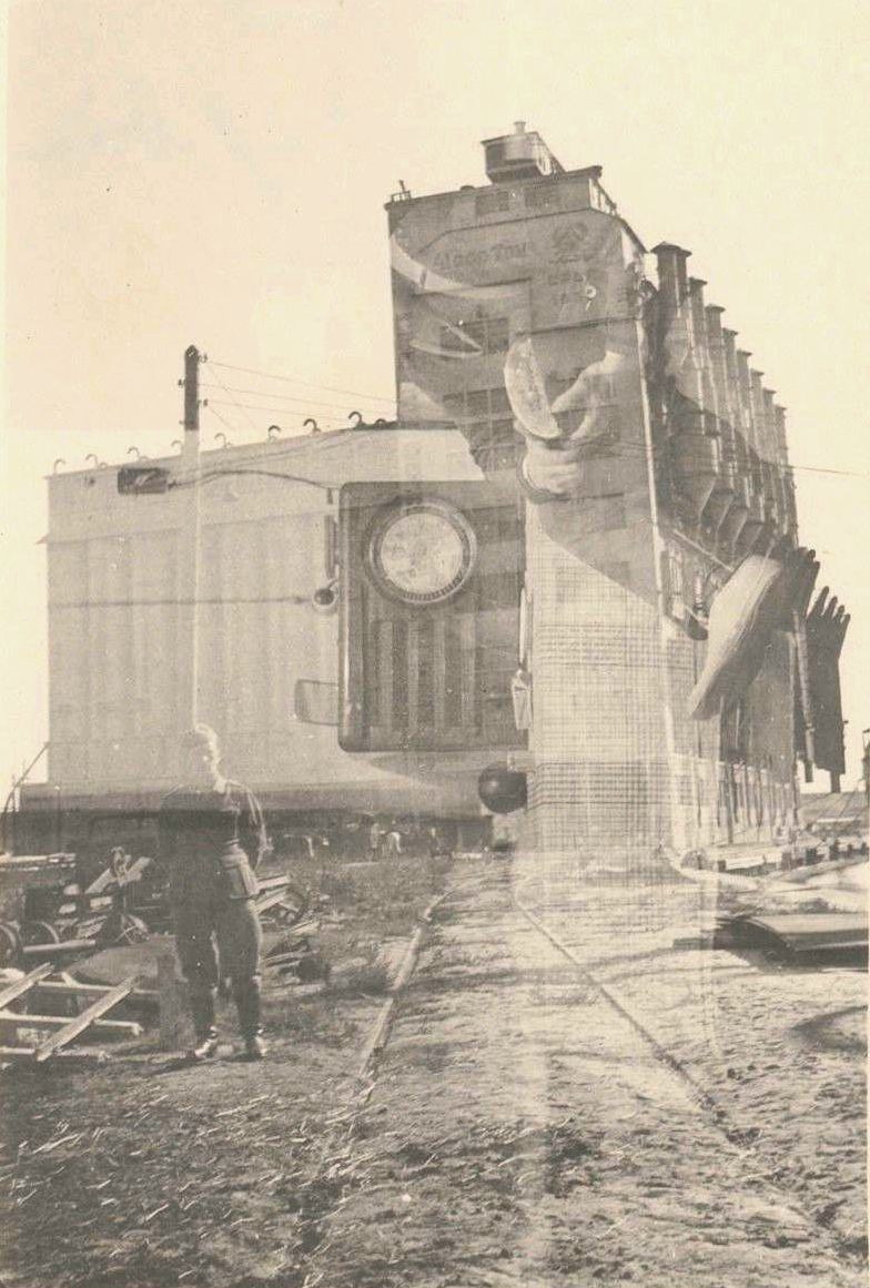 Николаев Немецкий солдат на фоне разрушенного элеватора 1941 г..jpg