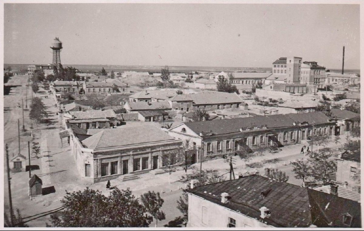 Николаев Общий вид Вдали водонапорная башня конструкции Шухова 1941-1943 г..jpg