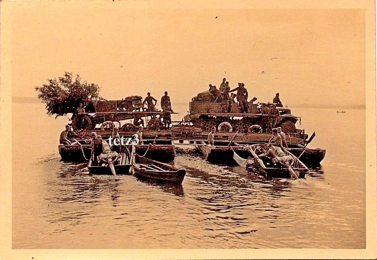 Николаев Переправа техники на понтоне 1941 г. (Nikolajew Ponton Boot SDkfz LKW Halbkette).jpg