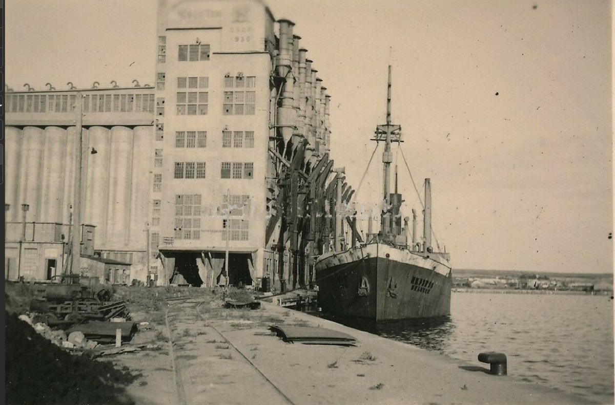 Николаев Порт Элеватор Судно на погрузке 1941-1943 г..jpg