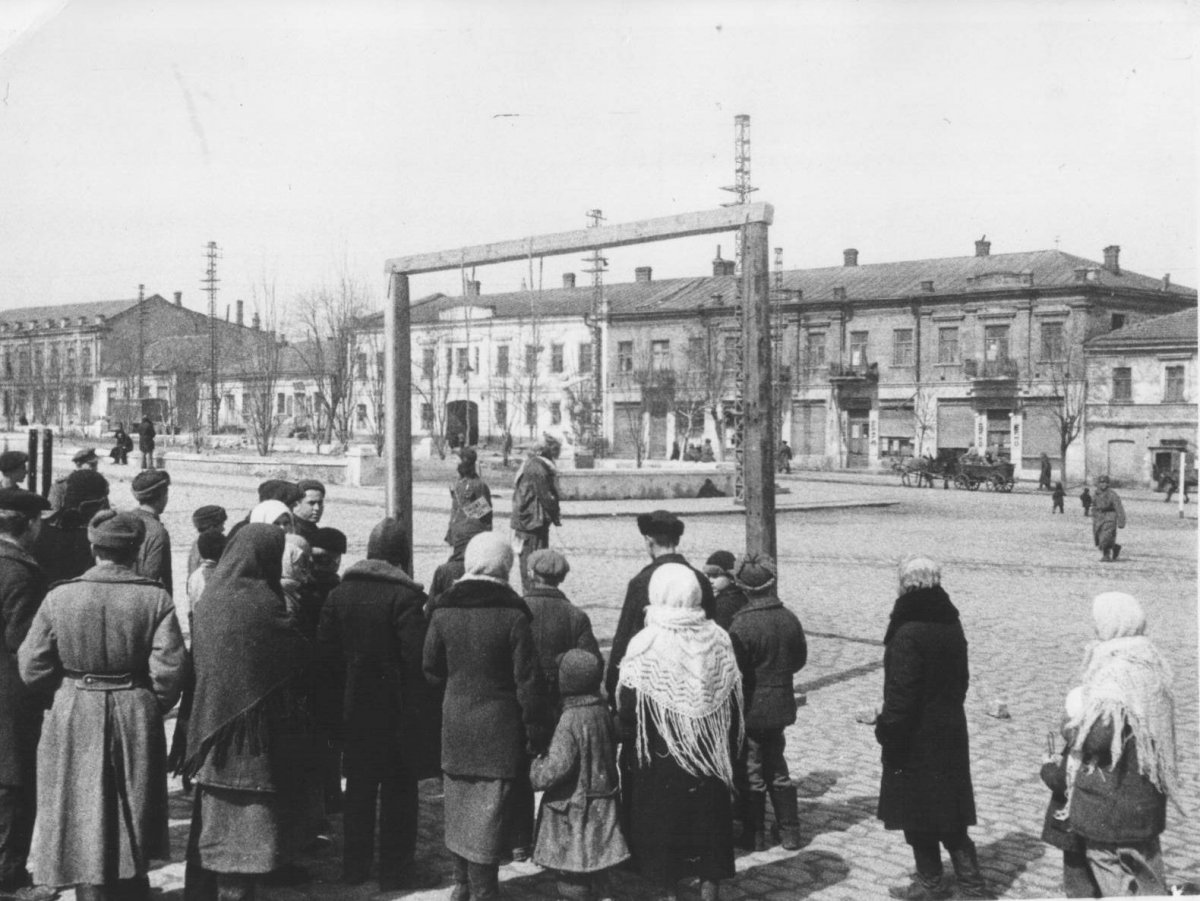 Николаев Публичная казнь немецких военных преступников на Базарной площади 1946 г..jpg