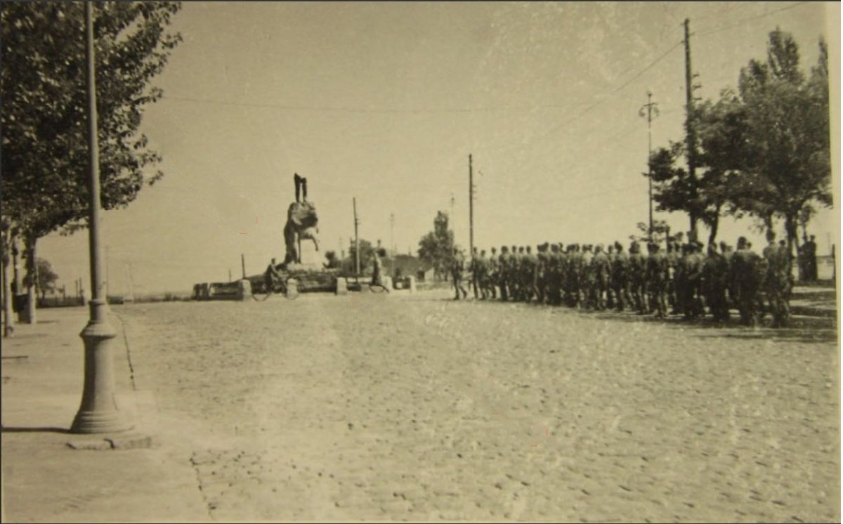 Николаев Разрушенный памятник В. И. Ленину (50. Inf. Div.) 1941 г..jpg