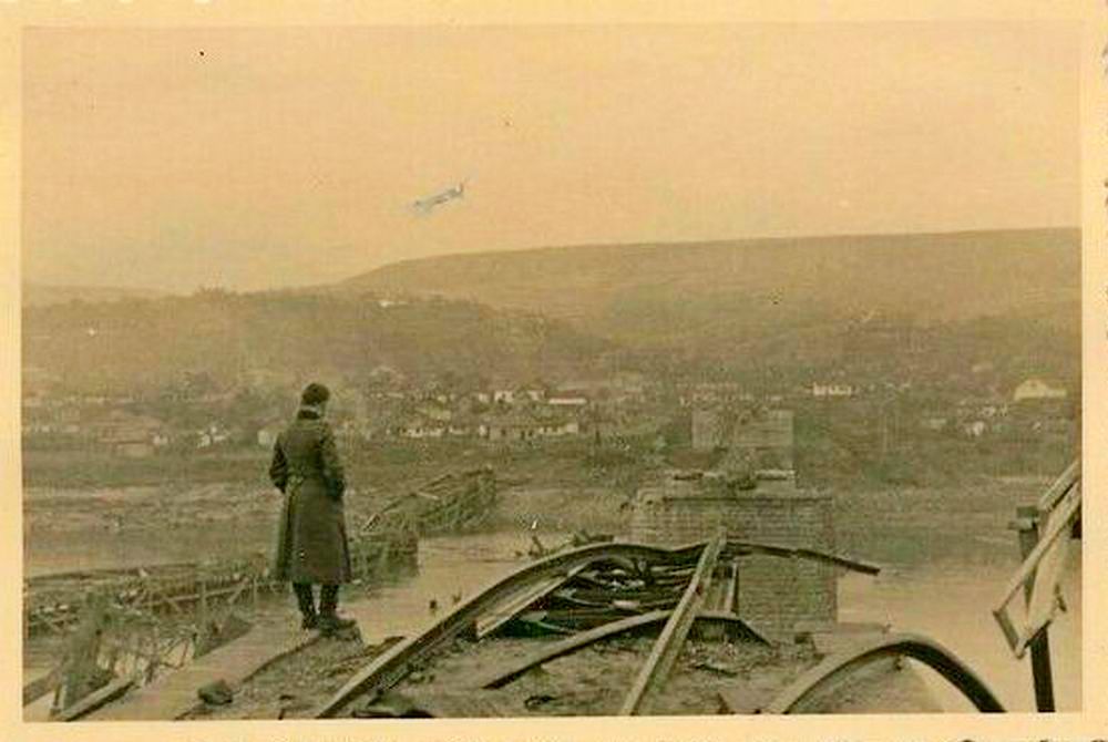 Новоград-Волынский Разрушенный мост (79.ID Soldaten Zwiahel Brücke) 1941 г..jpg