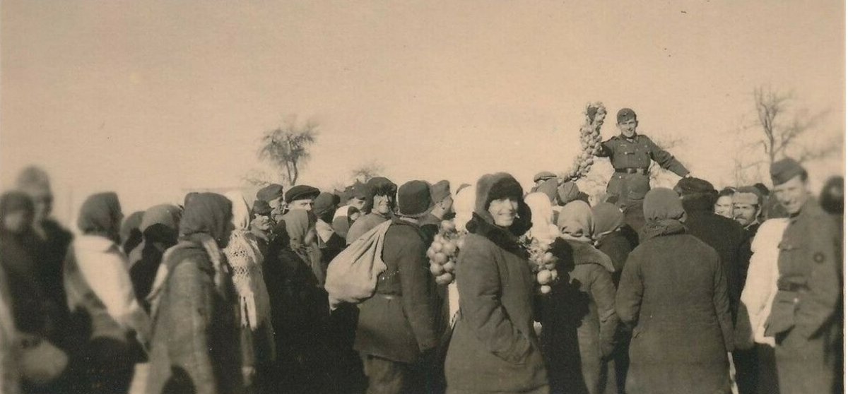 Новоград-Волынский Жители на базаре (Bevоlkerug b. Markt in ZWIAHEL Nowohrad-Wolynskyj) 1941 г..jpg