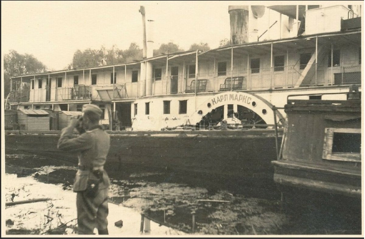 Очаков Солдат вермахта возле днепровского парохода КАРЛ МАРКС 1941 г..jpg