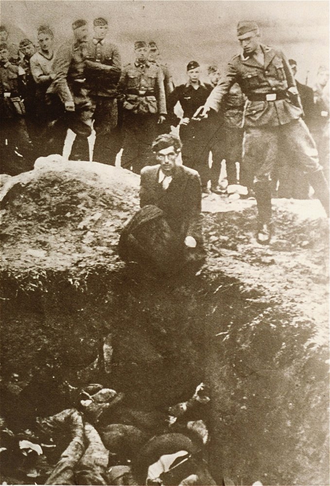 Очень известное фото - Последний еврей Винницы-25.08.1941 г..jpg