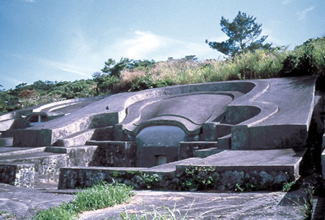 okinawaturtleback_tomb_3.jpg