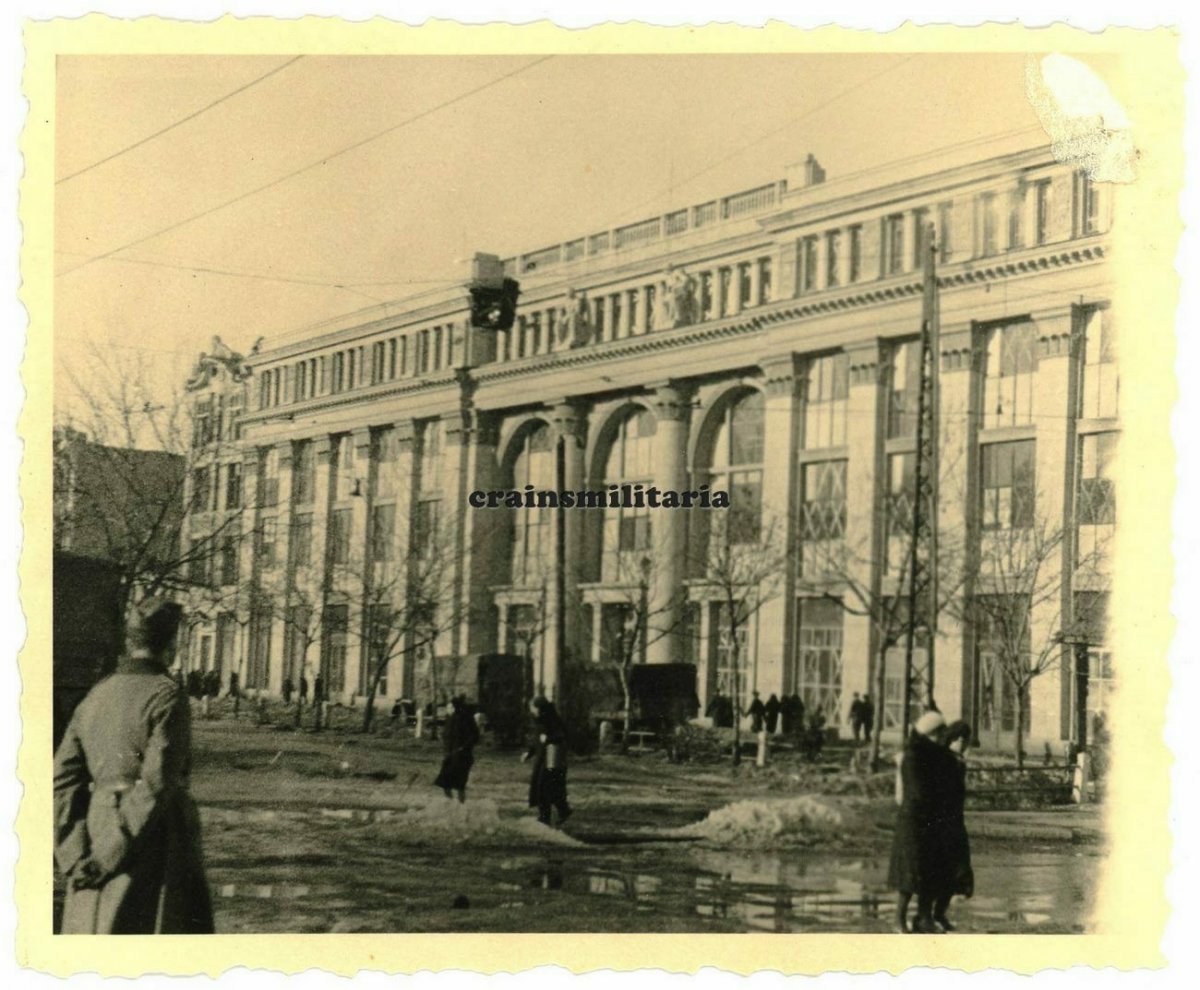 Orig-Foto-Strassenszene-am-OKW-Reifenlager-DNJEPROPETROWSK-Dnipro.jpg