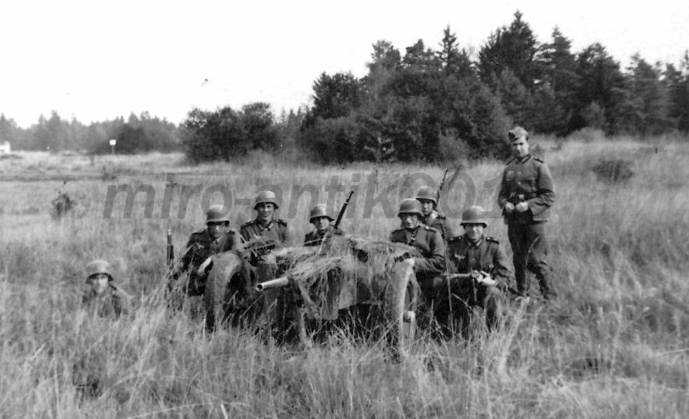Ostfront, Feuerstllg. bei Kiew, getarnte Stellung, 1941.jpg