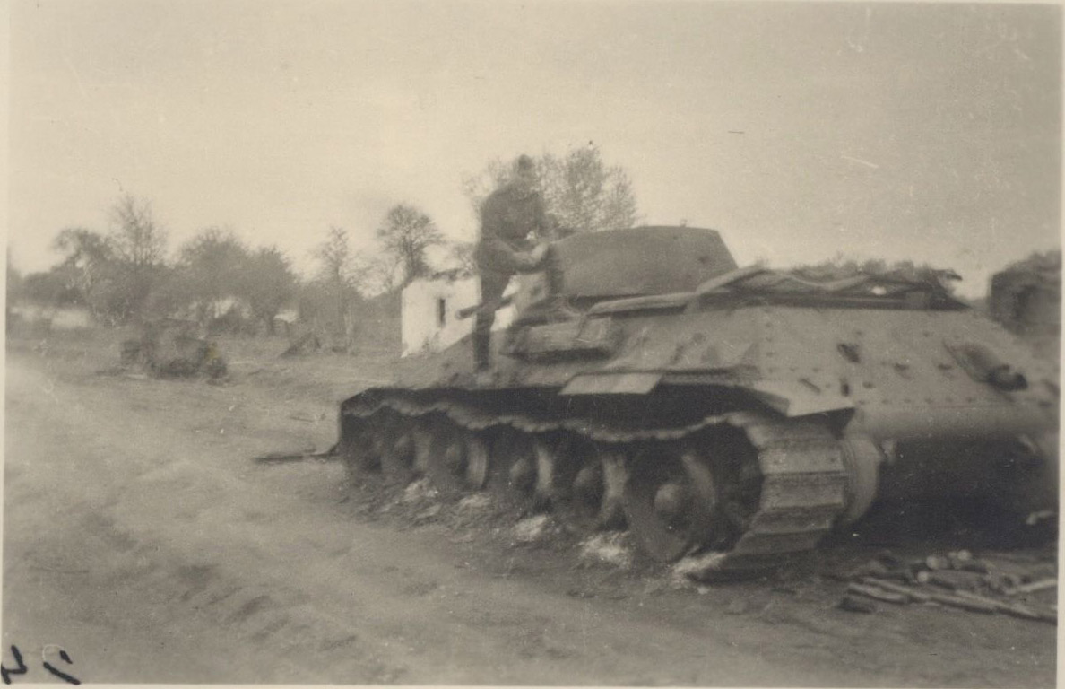 Panzer T-34 bei Gluchow.jpg