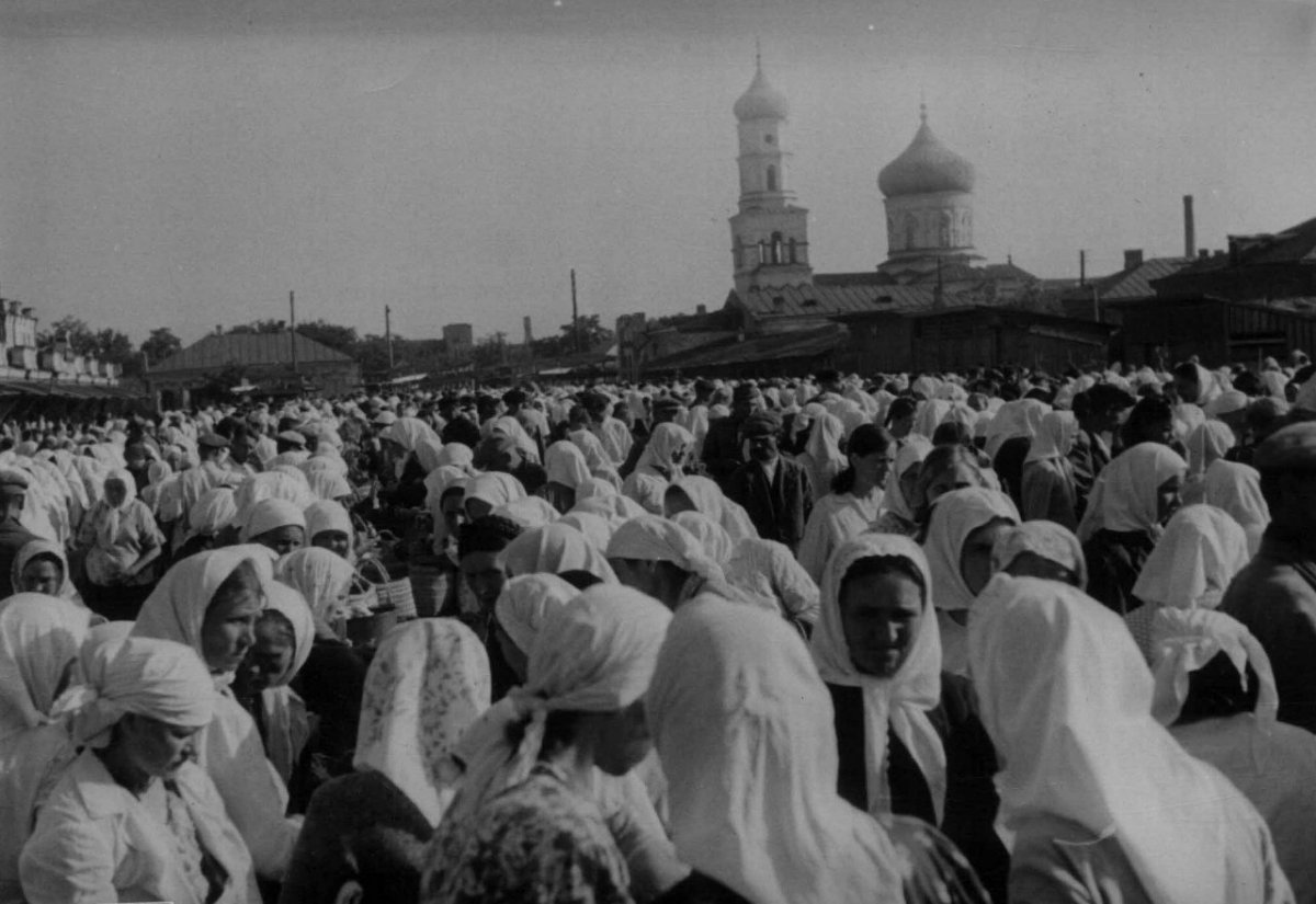 Павлоград Мирные жители на рынке у собора Спасо-Нерукотворного Образа 1942 г..jpg