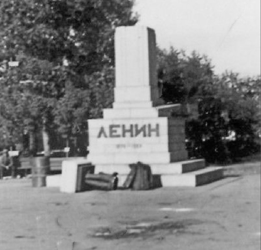 Павлоград Разрушенный памятник Ленину 1941 г..jpg